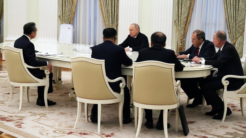 2月22 日，俄羅斯總統普京在莫斯科與中國中央外事委員會辦公室主任王毅會面。