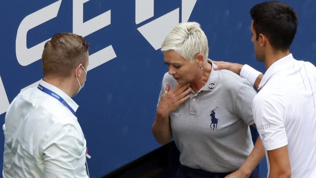 Novak Đoković sa linijskim sudijom nakon što ju je udario lopticom