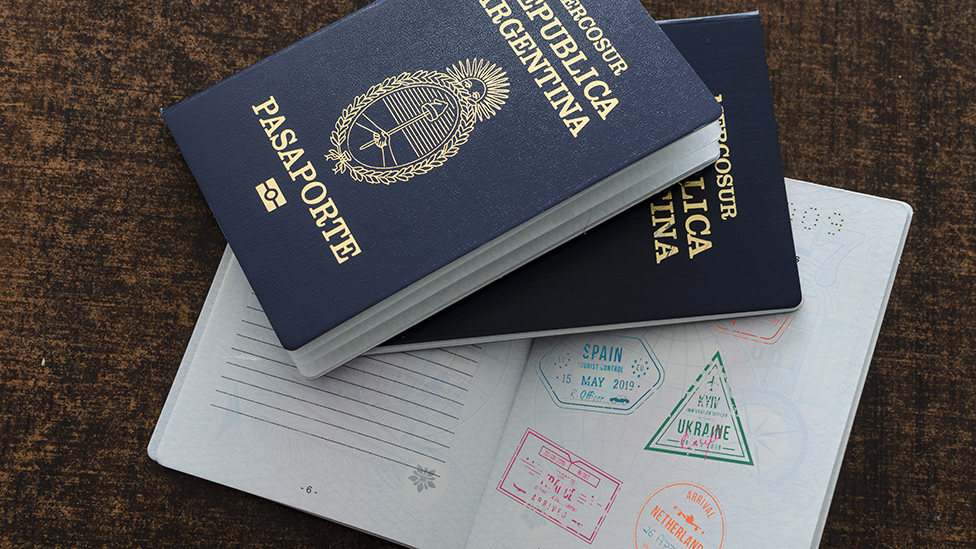 Un pasaporte argentino, con sellos de ingreso a otros países.
