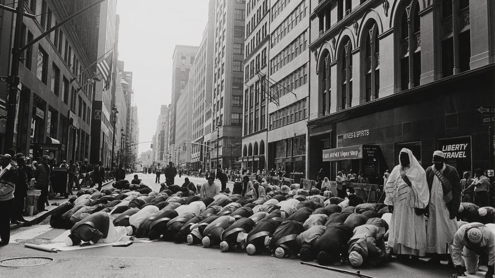 Oración antes del desfile del Día Musulmán, en Manhattan, 1995. Oración antes del desfile del Día Musulmán, en Manhattan, 1995.