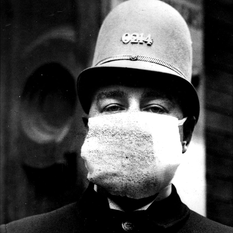 Policía estadounidense con máscara.