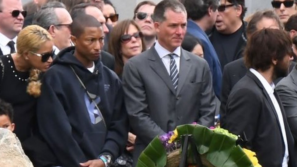 El cantante Pharrell Williams (2º izq) y su esposa Helen Lasichanh (izq) también asistieron al funeral de Cornell. Pharrell Williams y su esposa