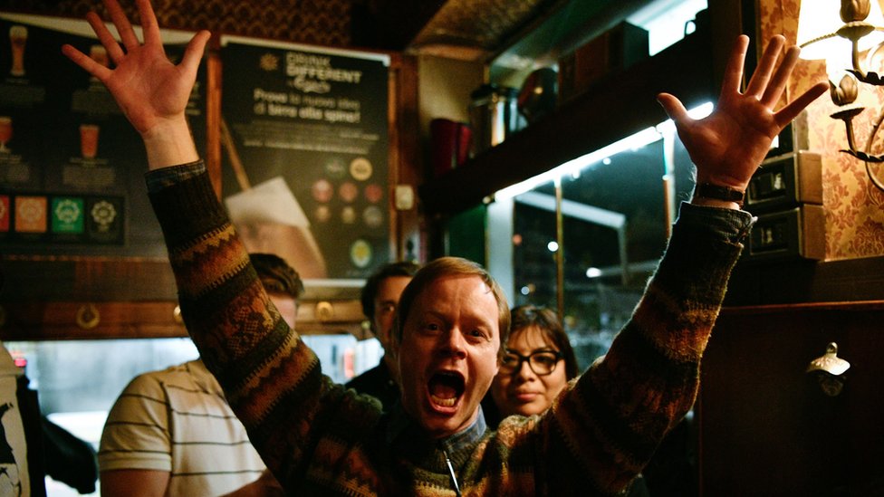 En un bar de Milán, los únicos felices fueron los suecos. Sueco celebrando