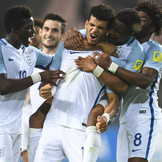 Solanke celebra el gol de la victoria contra Italia. Dominic Solanke