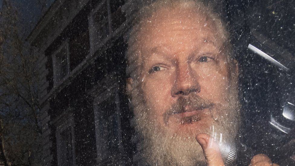 Assange en el momento de su detención en Londres en abril de 2019.