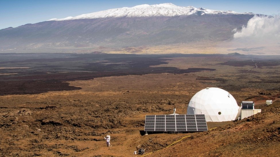 Paneles solares fuera del domo proveen al refugio de energía. Simulación en Hawái