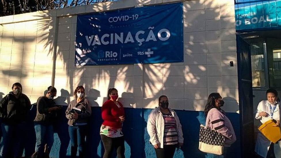 Fila de vacinação no Rio de Janeiro