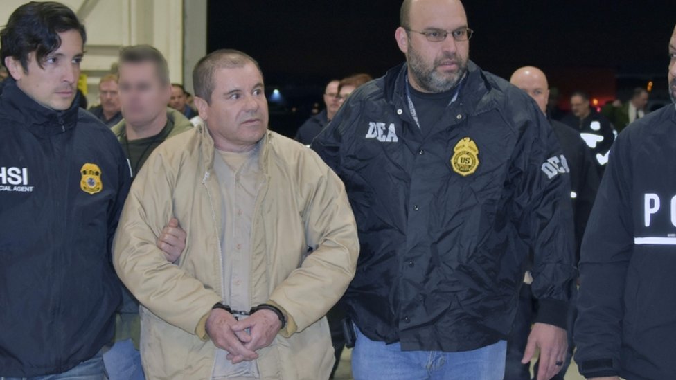 El Chapo, junto a un agente de la DEA: