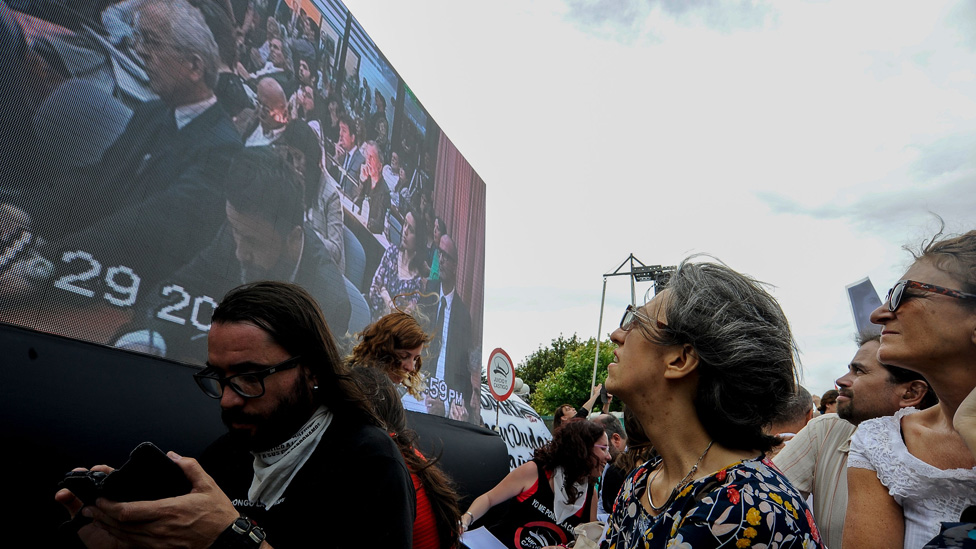 Decenas de personas se reunieron el miércoles a las afueras de Comodoro Py, sede de los tribunales federales, para seguir la histórica y larga sentencia. Argentinos siguen lectura de veredicto de causa ESMA