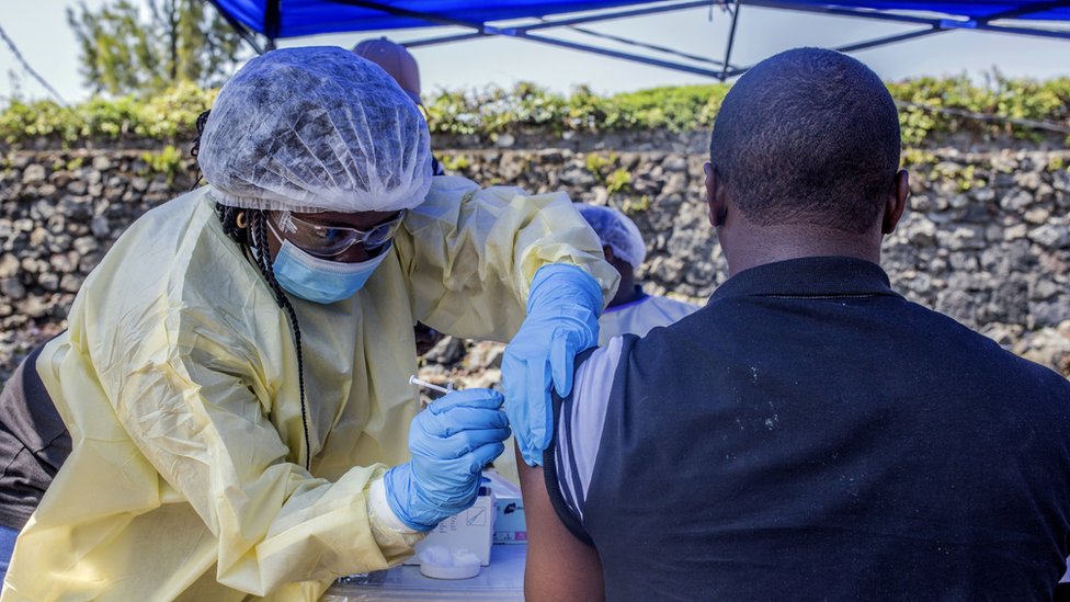 Мужчина получает вакцину в ДР Конго