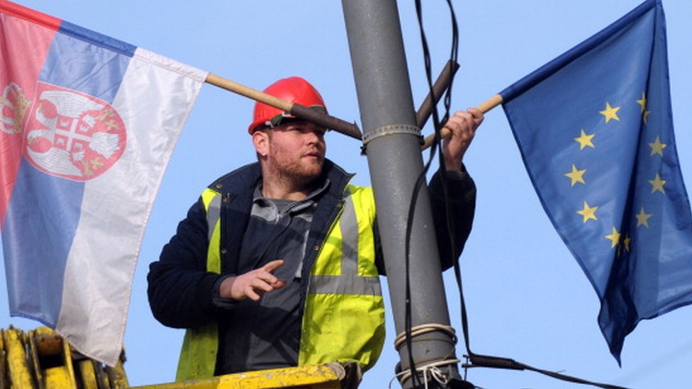 Zastave Srbije i EU