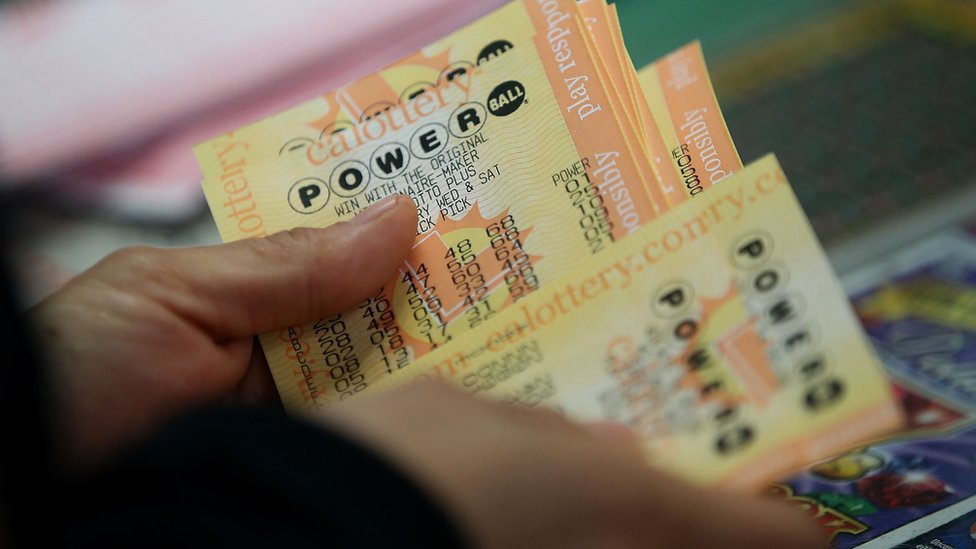 Клиент покупает билеты Powerball в Kavanagh Liquors 13 января 2016 г. в Сан-Лоренцо, Калифорния