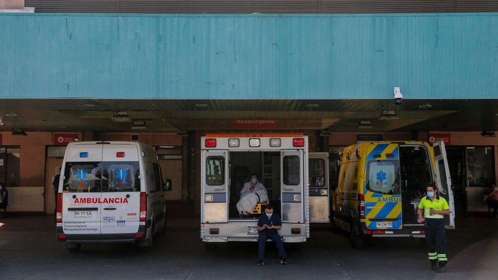 Ambulancias afuera de un hospital público en Chile.