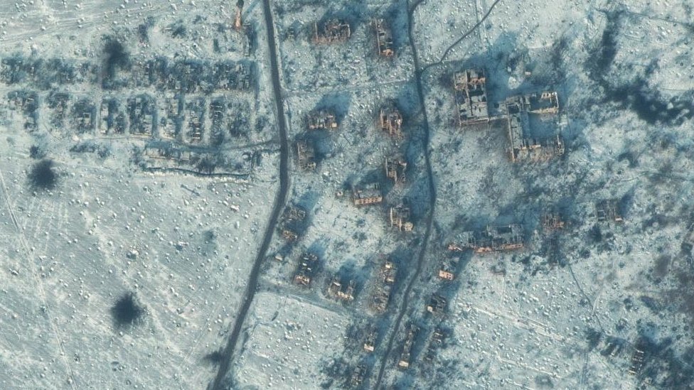 Una vista satelital muestra una escuela y edificios destruidos en el sur de Soledar, Ucrania, el 10 de enero de 2023.