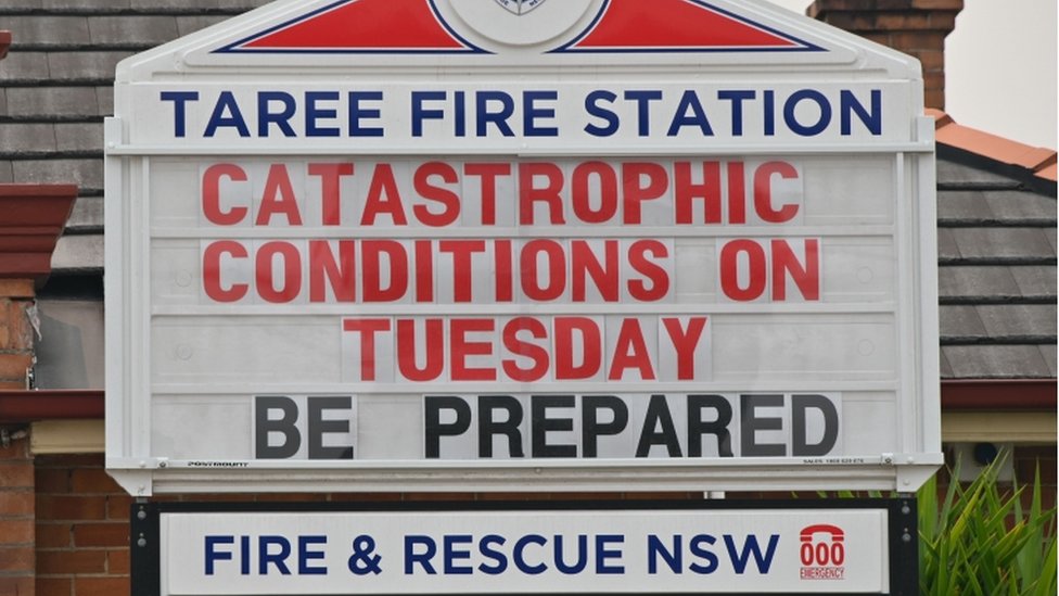 Знак, предупреждающий людей быть готовыми к катастрофическим пожарам в Тари, Новый Южный Уэльс
