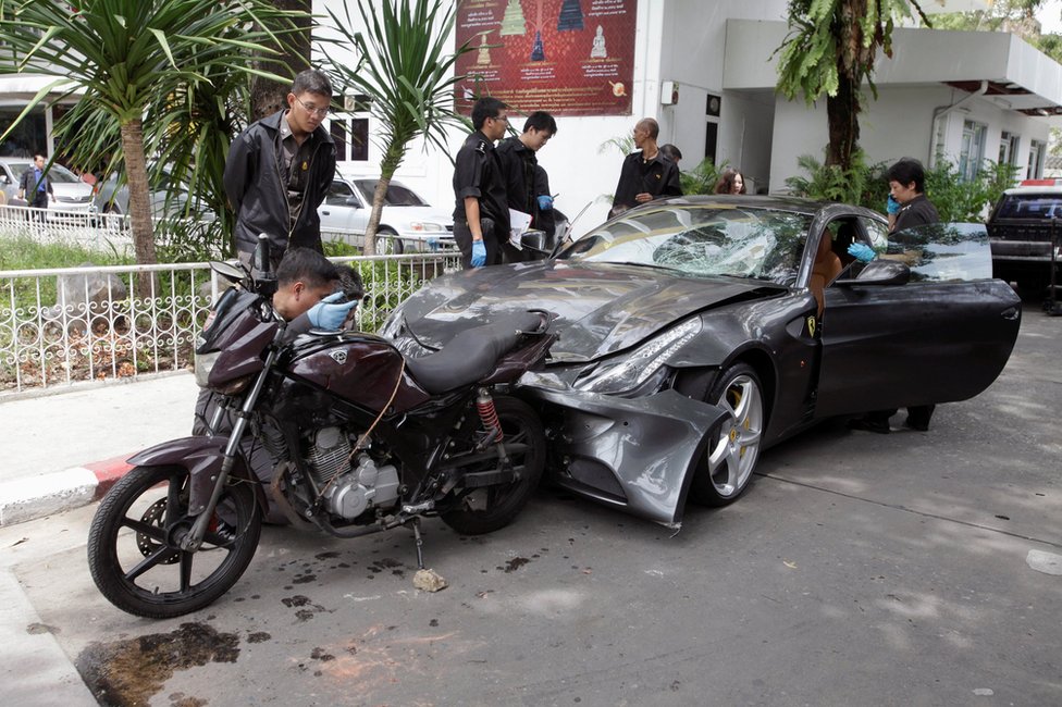 Vorayuth'un kazada hasar görmüş Ferrari'si ailenin malikânesinde bulunmuştu.