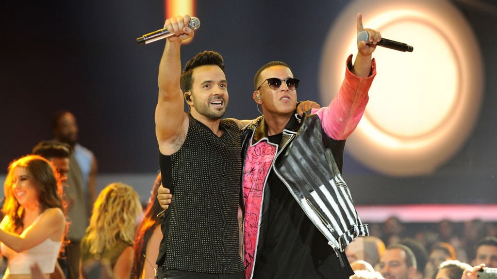 Fonsi y Daddy Yankee cantaron la canción en la ceremonia de los premios Billboard de Música Latinoamericana, en abril. Fonsi y Daddy Yankee en la ceremonia de los premios Billboard de Música Latinoamericana