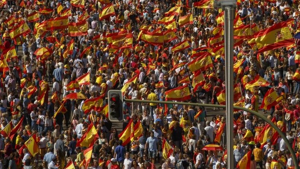 Otra movilización también se desplegó por las calles de Madrid. Los asistentes atendieron al llamado de la Fundación Denaes a favor del Estado de derecho y en defensa de la nación. Manifestación en Madrid