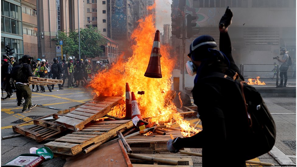 陳同佳案觸發香港政府推動《逃犯條例》，但結果引發大規模示威。
