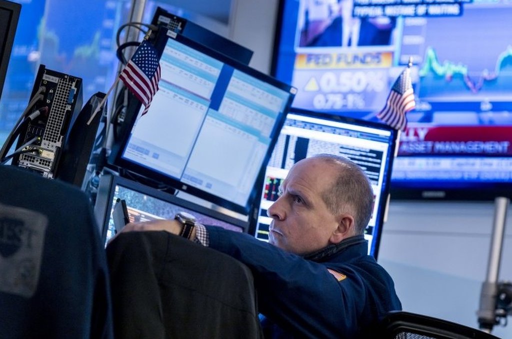 紐約證券交易所，一名交易員在看著屏幕上顯示有關美聯儲決定加息的消息