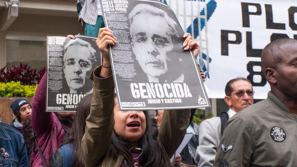 Cartel contra Uribe