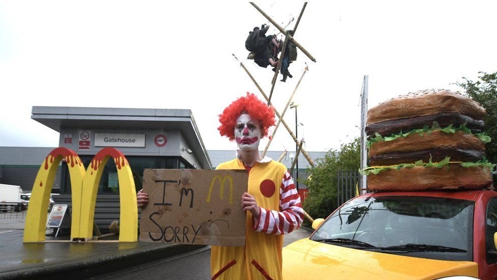 أنصار حقوق الحيوانات أمام مستودع ماكدونالدز