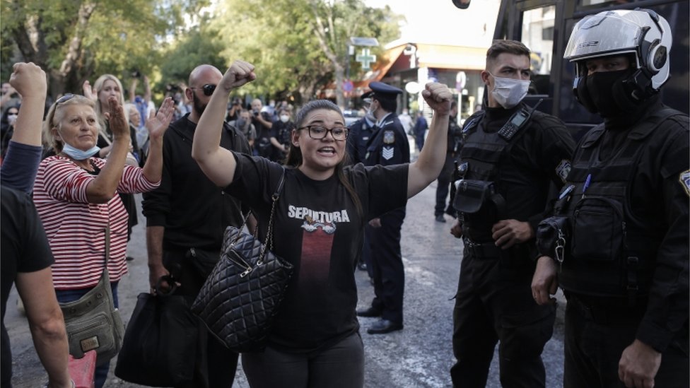 Урания Михалолиаку, дочь осужденного лидера ультраправой партии «Золотая заря» Никоса Михалолиакоса, кричит журналистам у здания греческой полиции