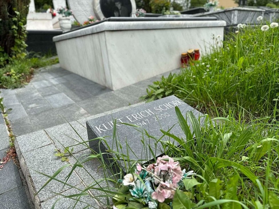 Američki novinar Kurt Šork je tražio da se deo pepela sahrani u Americi, a deo kod Boška i Admire. U Sarajevu postoji i ulica koja nosi njegovo ime