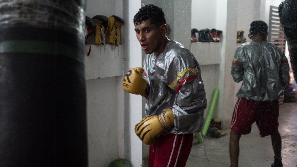 Никарагуанский боксер Рамиро Бланко тренируется с боксерской грушей