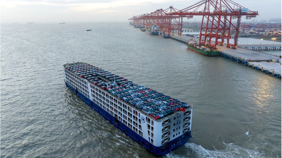 一艘滿載新能源汽車的貨船離開中國江蘇太倉港。