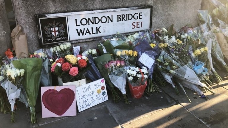 Дань жертвам нападения на Лондонский мост