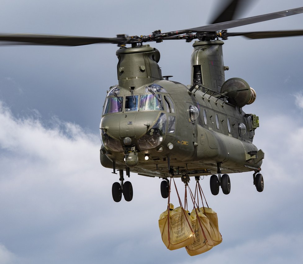 RAF Chinook сбрасывает балласт