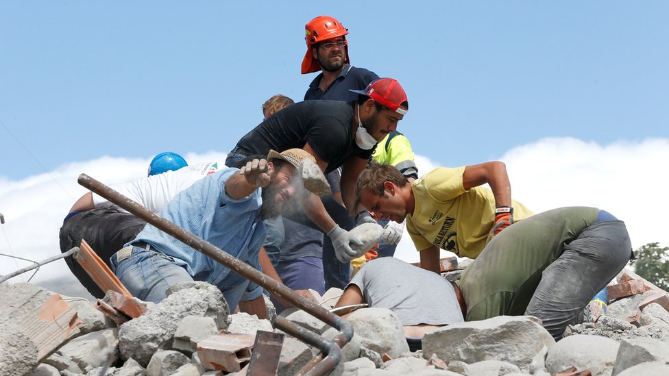 Спасатели работают после землетрясения в Аматриче, центральная Италия