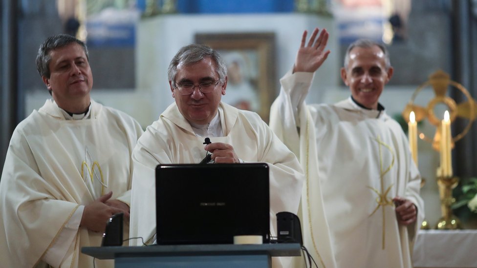 Sacerdotes ofrecen misa por internet en Buenos Aires.