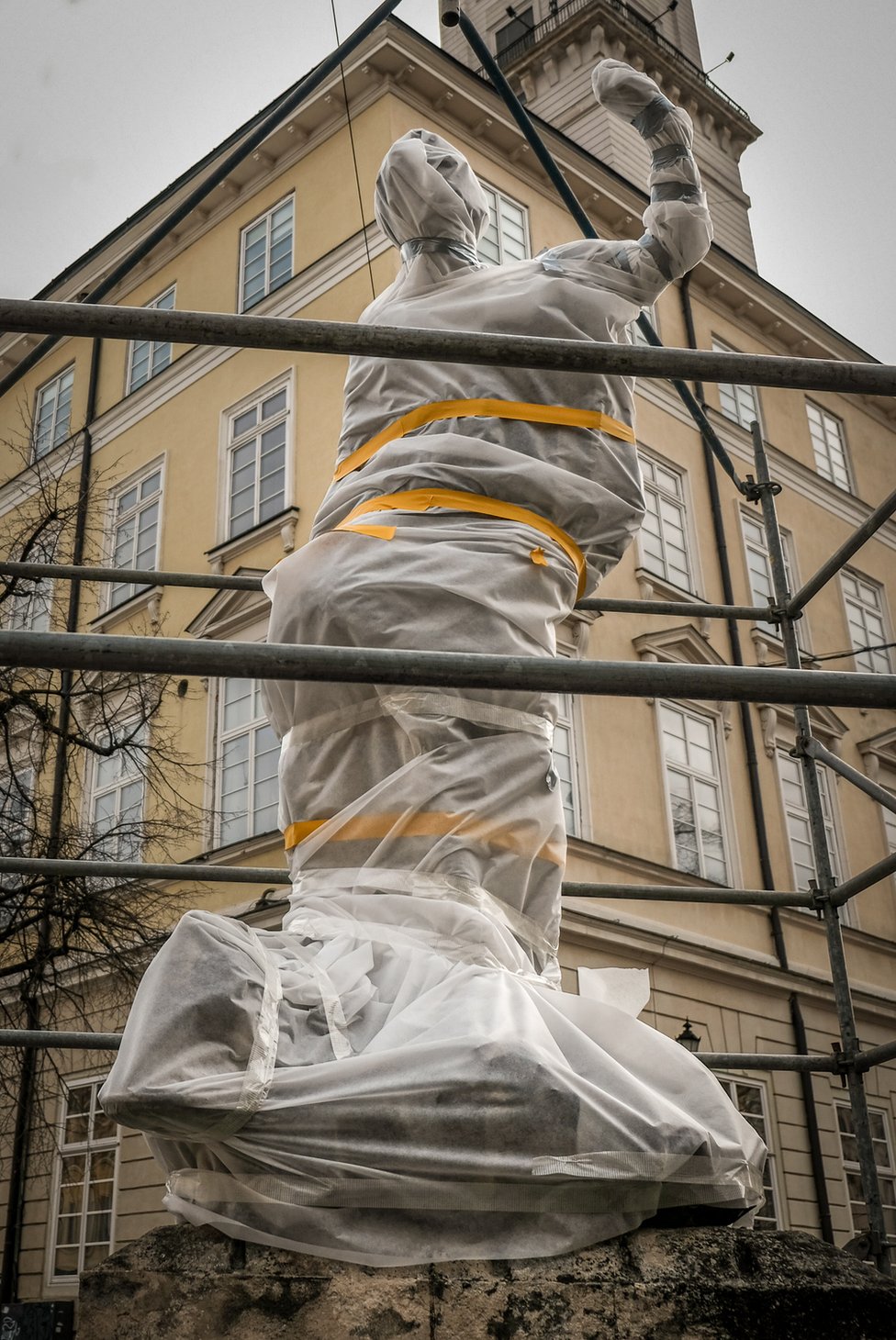 Estatua cubierta en el centro de Lviv.