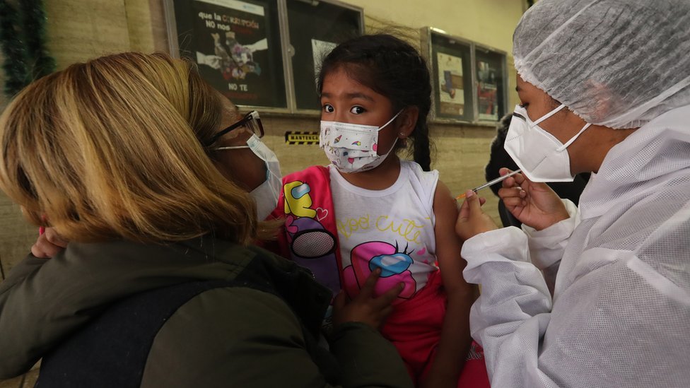 una niña recibe la vacuna contra la covid-19
