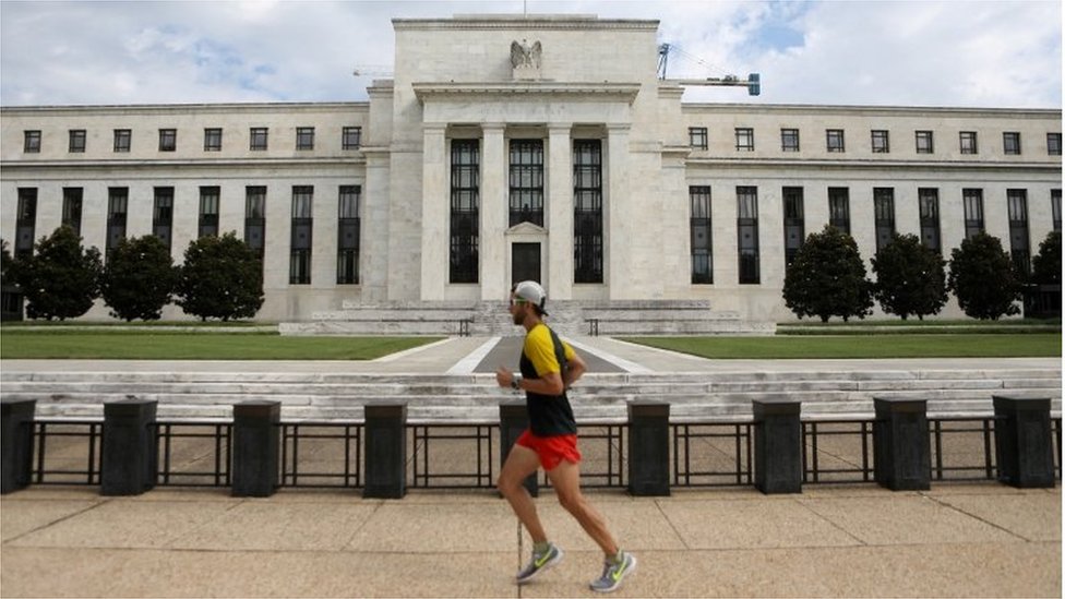 一名慢跑者跑過美國華盛頓特區的美聯儲大樓