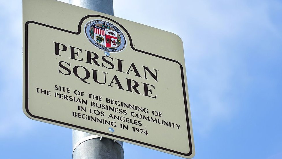 Un aviso en Westwood que dice "Persian Square"