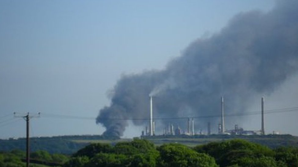Шлейф дыма в доке Пемброк в июне 2011 г.