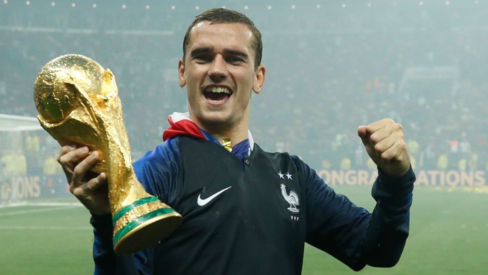 Antoine Griezmann sostiene la Copa del Mundo