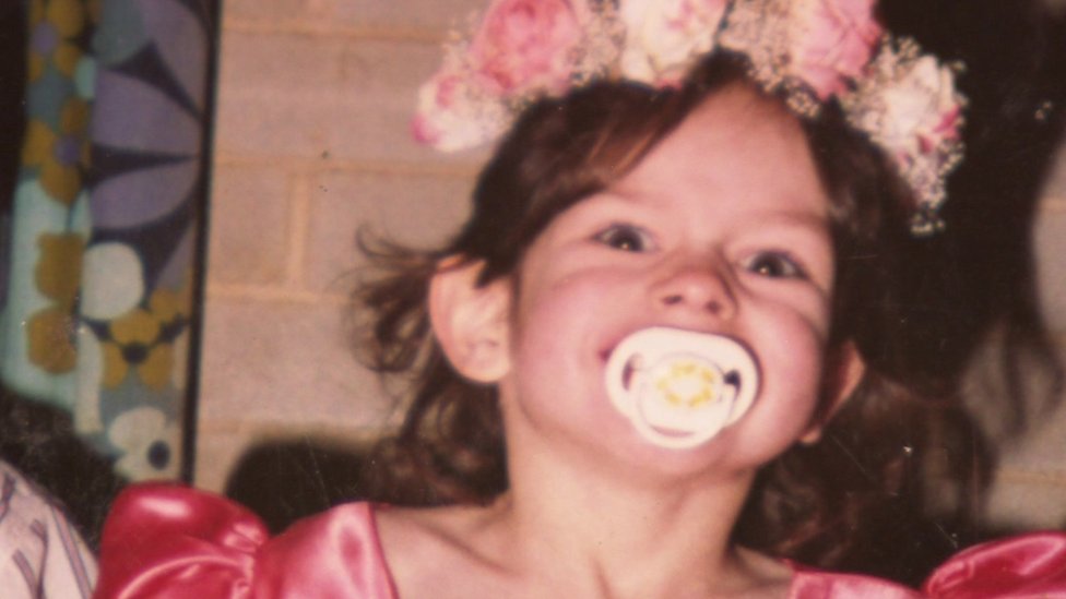 Joe creció siendo Joella. Joe Holliday