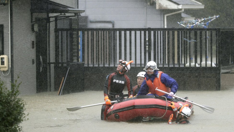 Перед прибытием тайфуна «Хагибис» жилой район в Исэ, префектура Миэ, центральная Япония, затоплен.