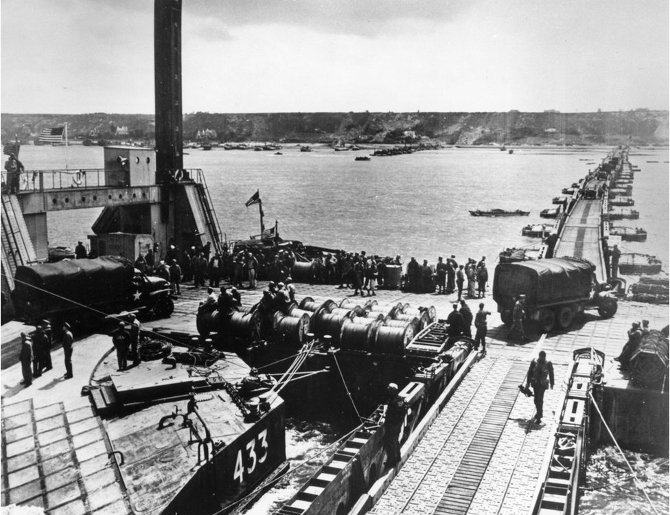 Строительство Mulberry Harbour и разгрузка припасов для союзников в Colleville, Франция.