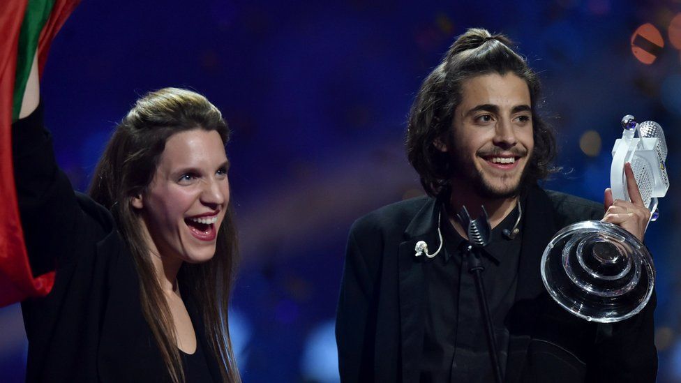 La hermana de Sobral, Luisa, es una reconocida compositora en Portugal y escribió la letra de la canción ganadora. Salvador Sobral junto a su hermana cuando le dieron el trofeo del concurso.