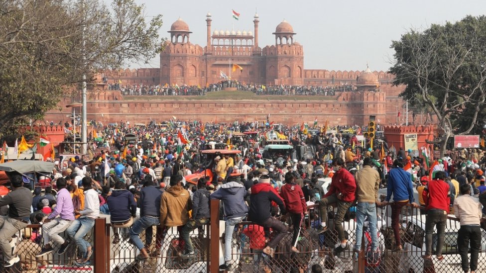 Protesters break through security at the Red Fort
