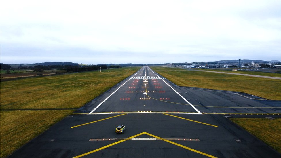 Взлетно-посадочная полоса аэропорта Эдинбурга с дрона