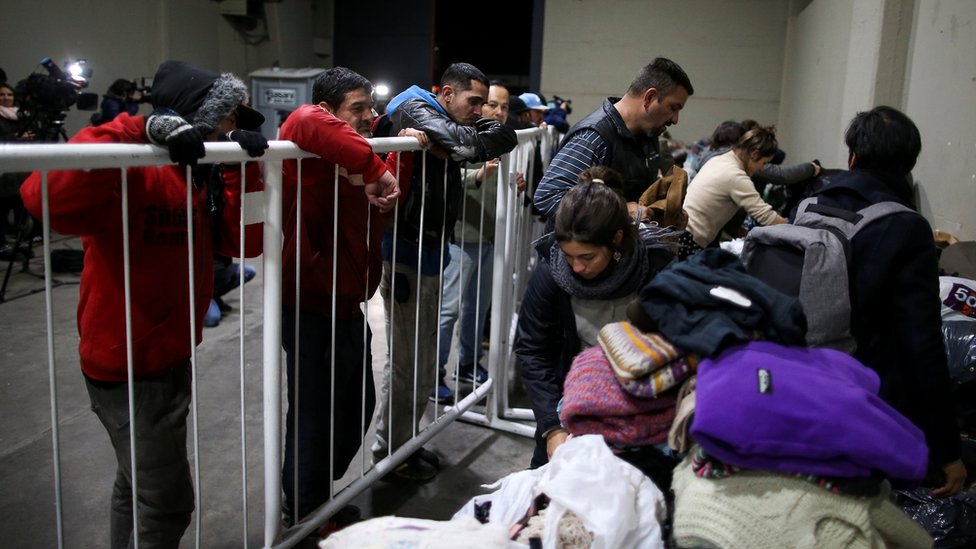Бездомные люди ждут пожертвований от волонтеров на стадионе «Ривер Плейт» в Буэнос-Айресе, Аргентина