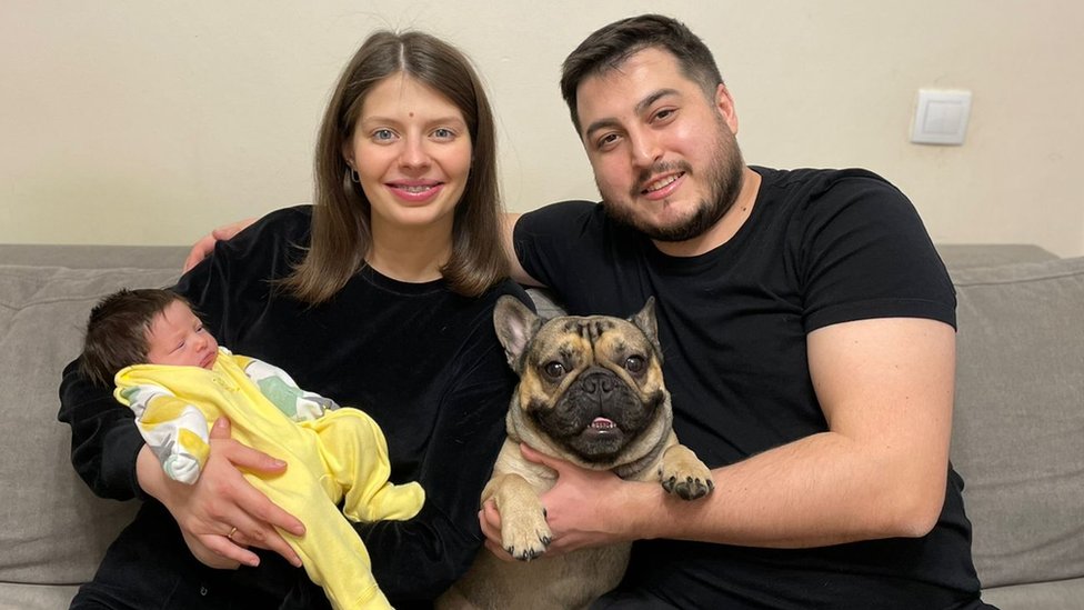 Oksana, Guilherme, Sofia (no colo) e o cãozinho Rocky