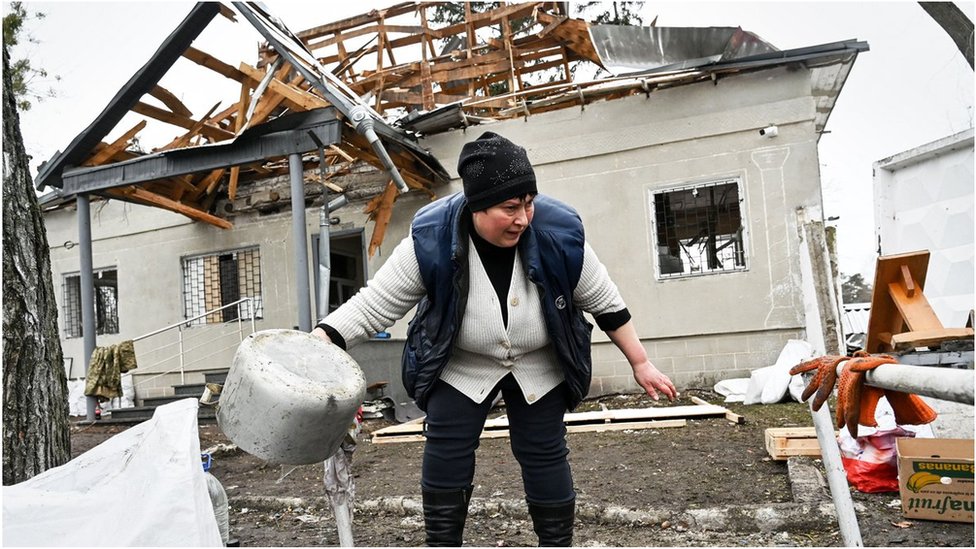 Una mujer en una vivienda destruida en Ucrania