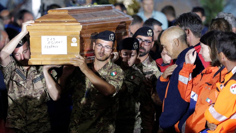 Итальянские солдаты несут гроб на панихиде по жертвам землетрясения в Аматриче, центральная Италия, 30 августа 2016 г.